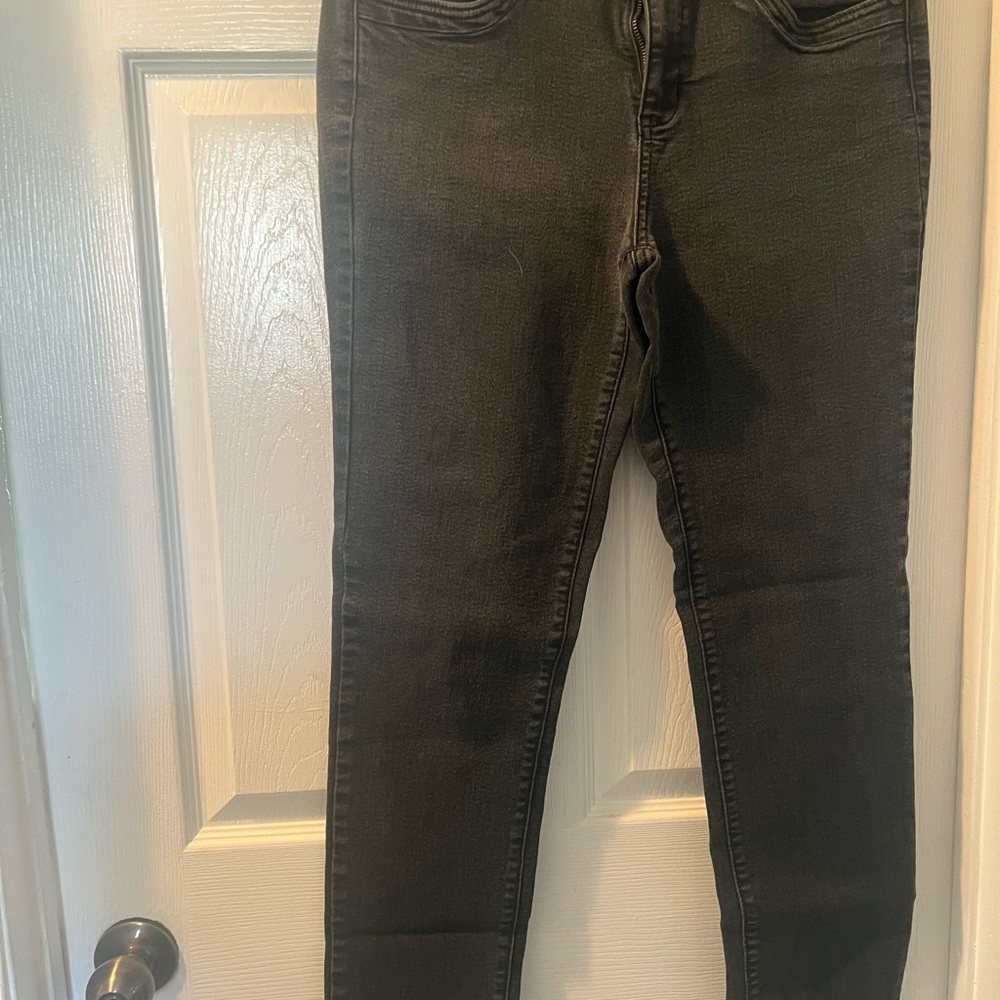 Sleek Black Skinny Jeans with Tapered Leg